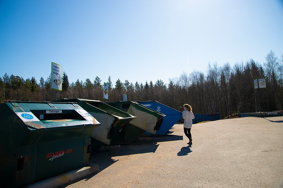 Kvinna på återvinningscentral