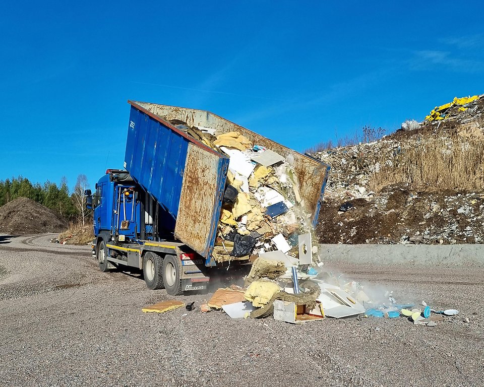 Bild på lastbil med avfall på den nya deponin på Häringetorp utanför Växjö