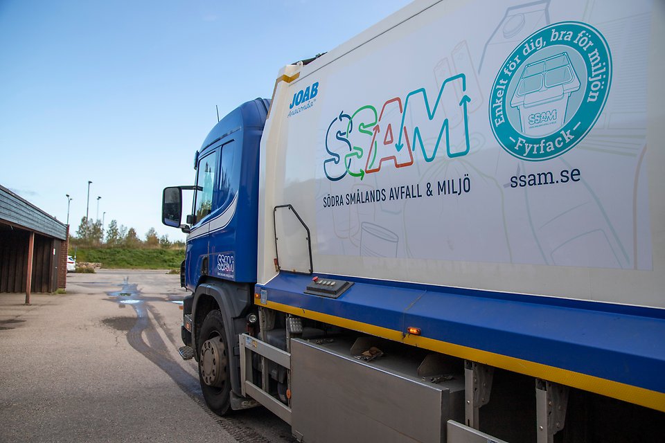 En blå sopbil märkt med SSAM. 