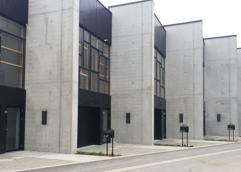 Upcycle Studios är en grå betongbyggnad i modern stil med stora glaspartier.